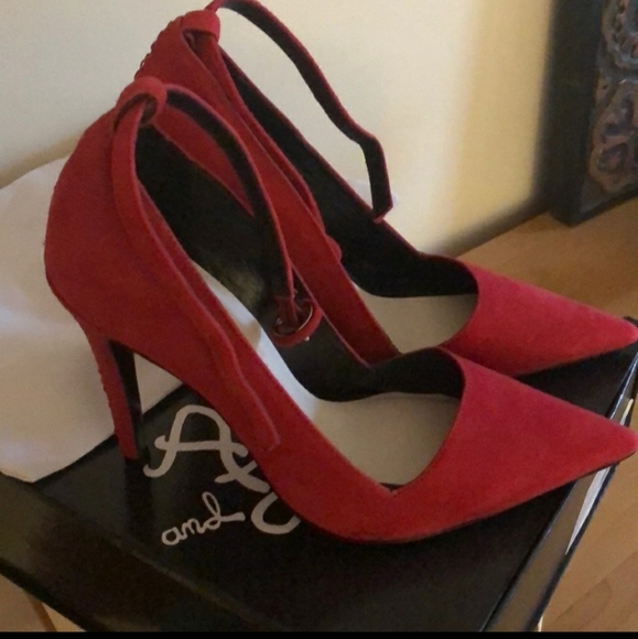 Alice and Olivia EUC scarlet Makayla pumps 38.5 (run small) - Picture 1 of 7
